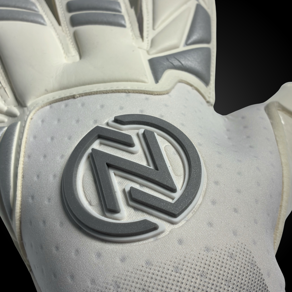 Guantes de Arquero Profesional NovaOne 3.0 Silver Edition - Blanco y Plateado