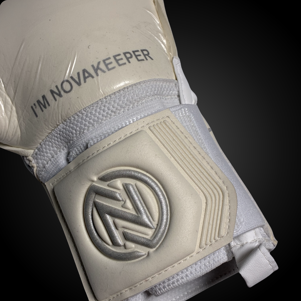Guantes de Arquero Profesional NovaOne 3.0 Silver Edition - Blanco y Plateado
